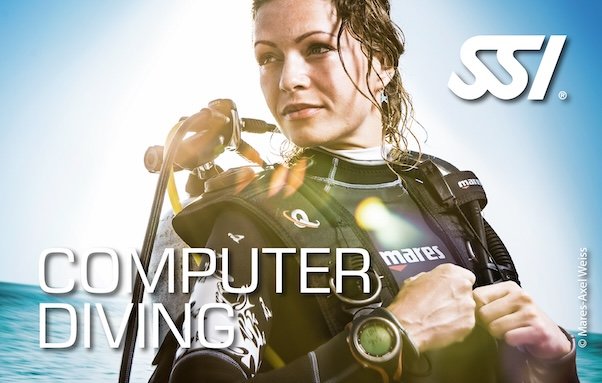 Frau mit Tauchcomputer am Arm