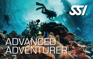 SSI Advanced Adventurer Taucher unter einem Boot Specialdive