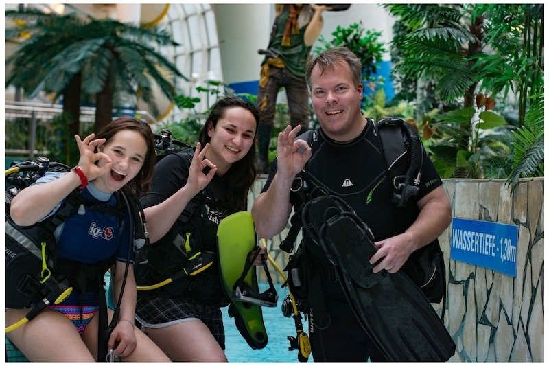 Theorie Kus Anmeldung Tauchlehrer mit 2 Schülern am Becken